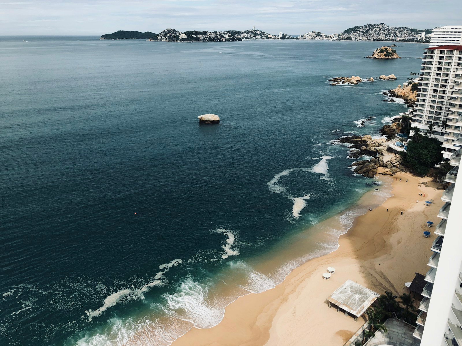 Paisaje costero de Acapulco. Fotografía: Andrés Montes De Oca / Unsplash.