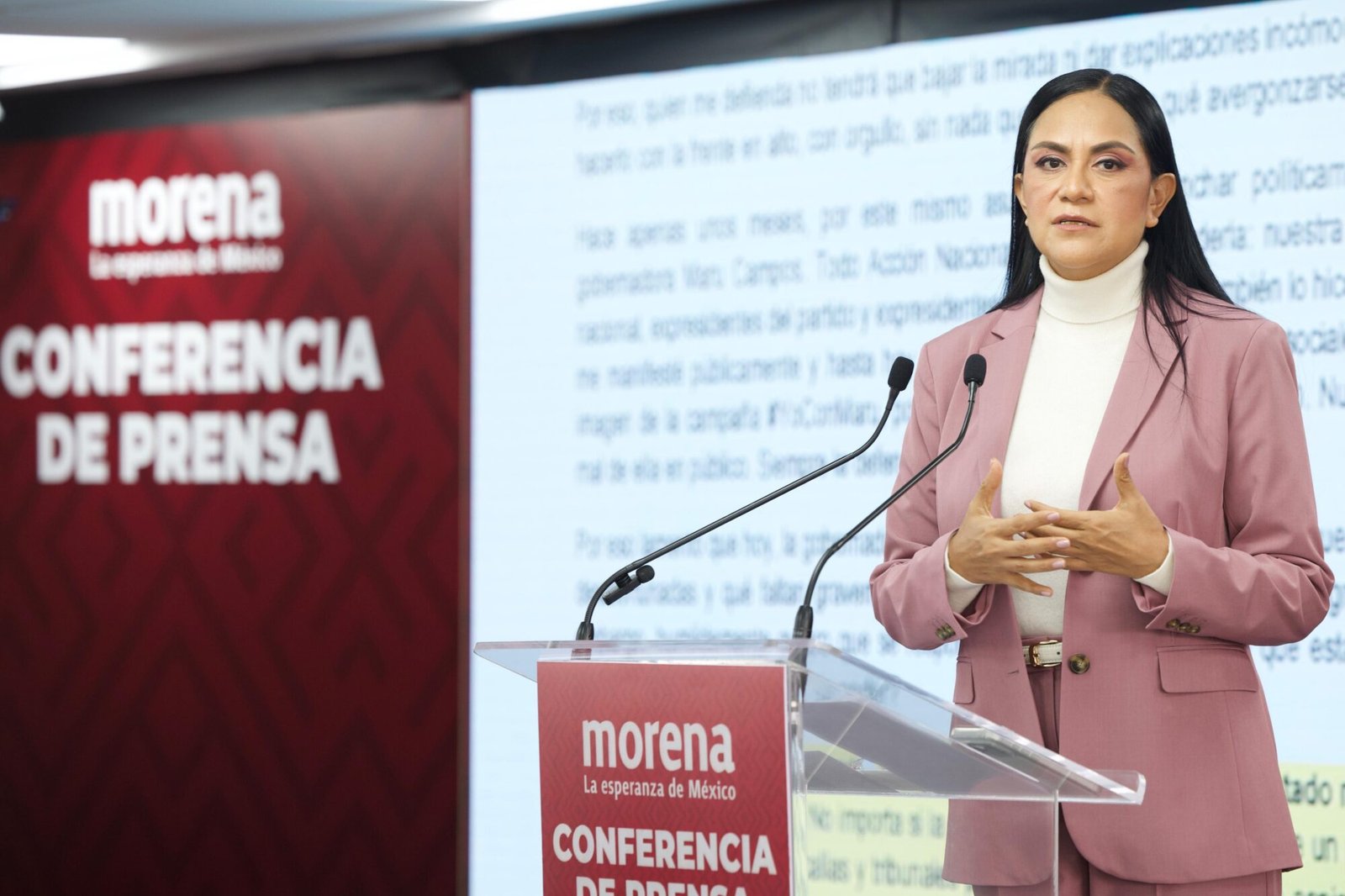 Ariadna Montiel durante la conferencia de prensa de Morena del 27 de octubre de 2026