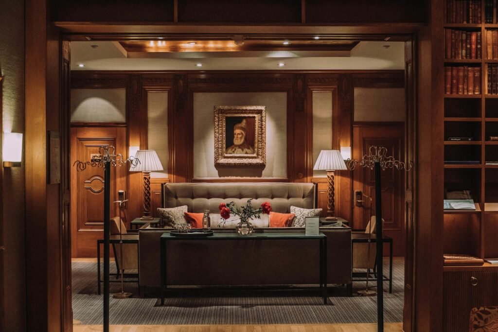 Vestíbulo de hotel con iluminación cálida, fotografía ilustrativa