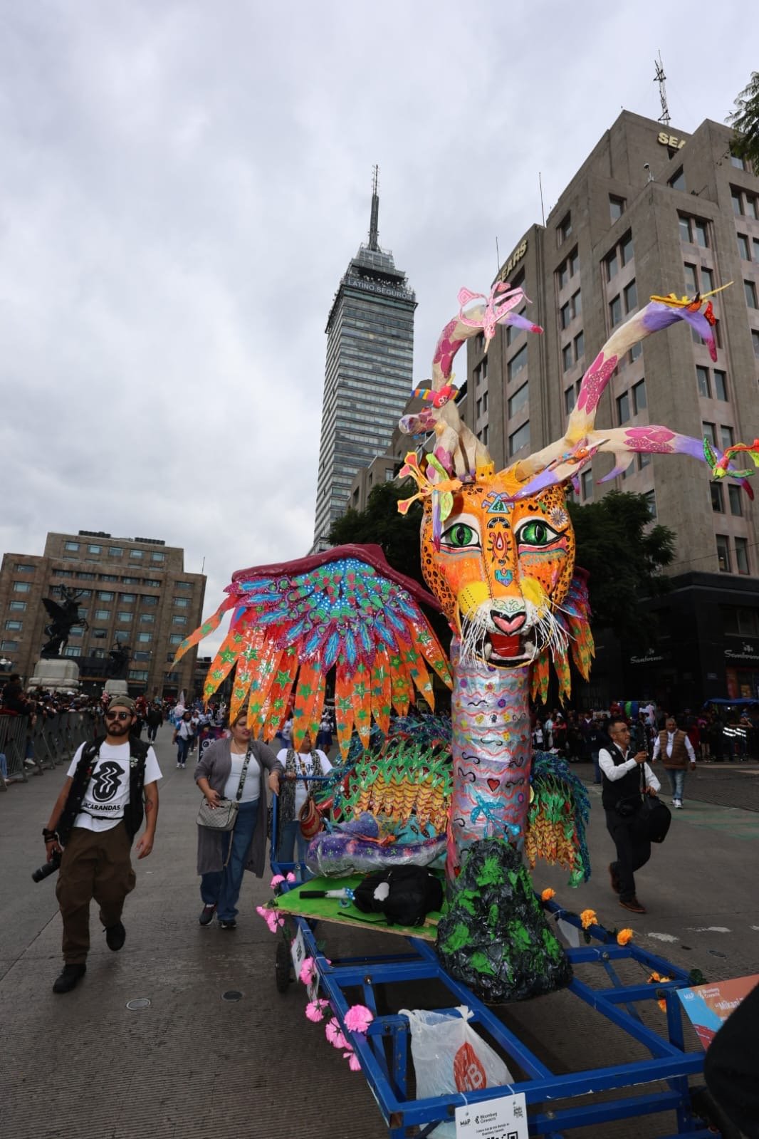 Alebrije monumental con cara de felino en Eje Central frente a la Torre Latinoamericana