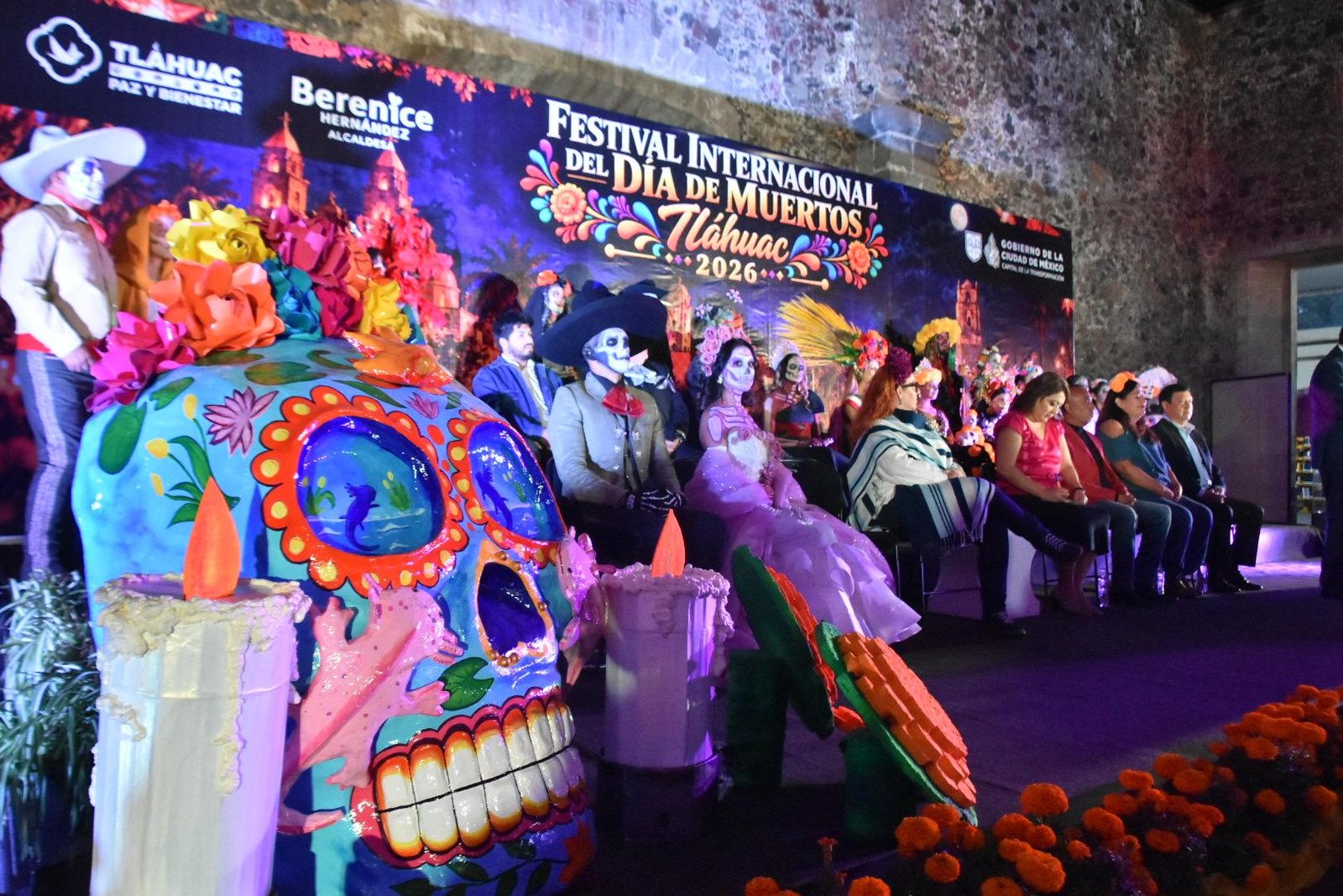 Presentación del Festival Internacional de Día de Muertos Tláhuac 2026 con una gran calavera colorida, catrinas y autoridades