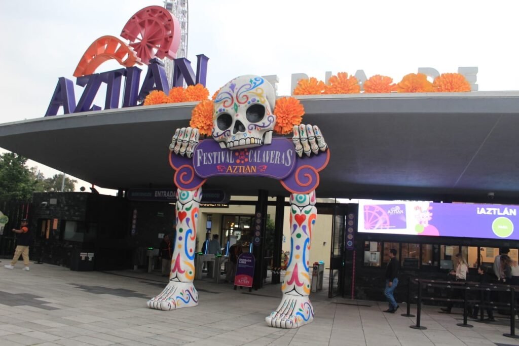 Entrada de Aztlán decorada con una calavera monumental para el Festival de las Calaveras
