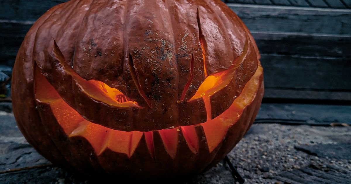 Calabaza tallada e iluminada para Halloween