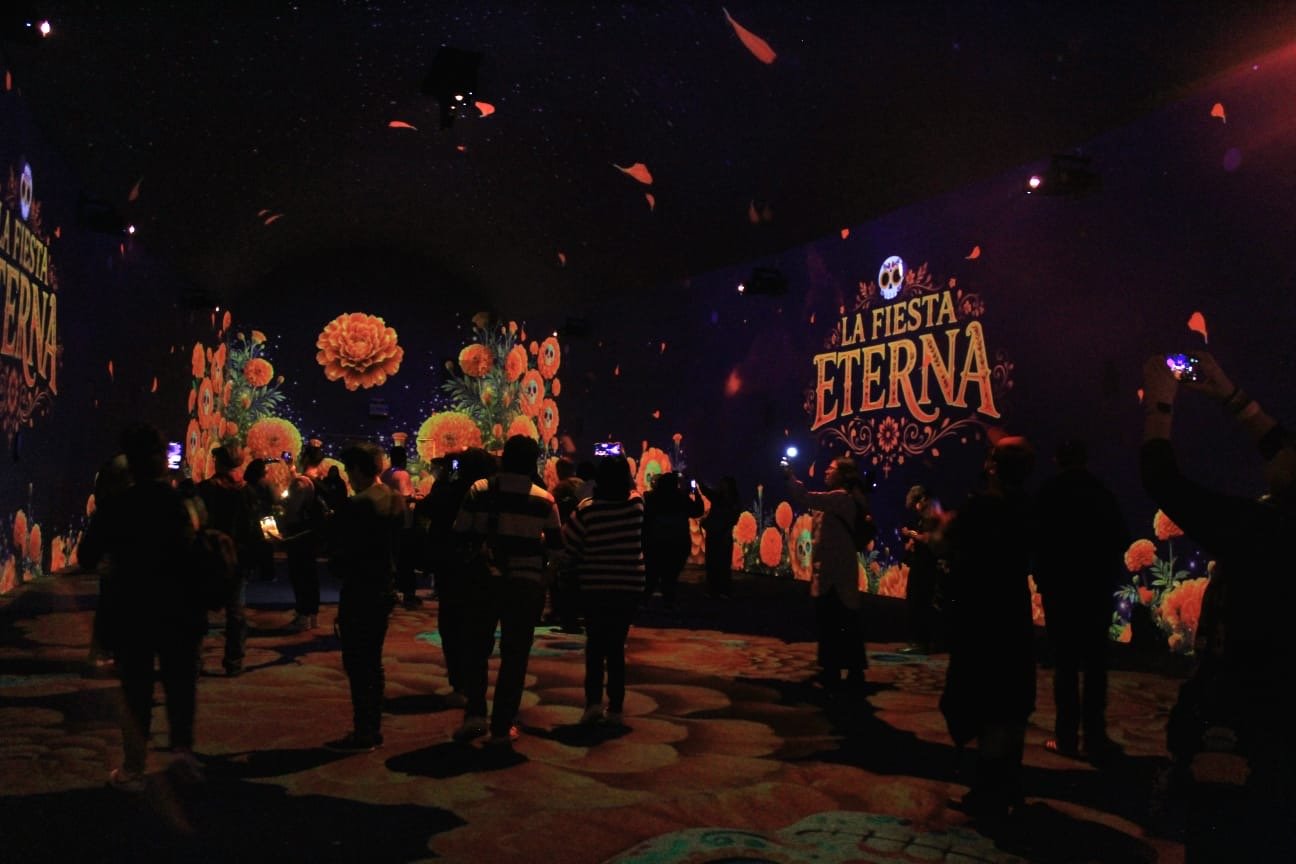Visitantes recorren La Fiesta Eterna, experiencia inmersiva de Día de Muertos en Aztlán
