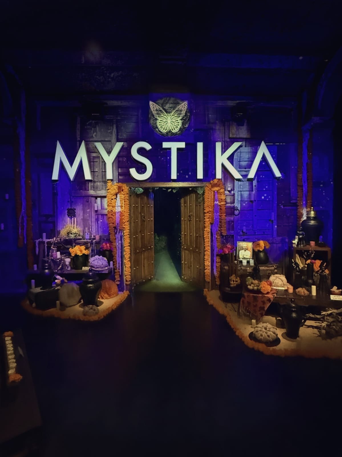 Entrada de Mystika decorada con una ofrenda de Día de Muertos