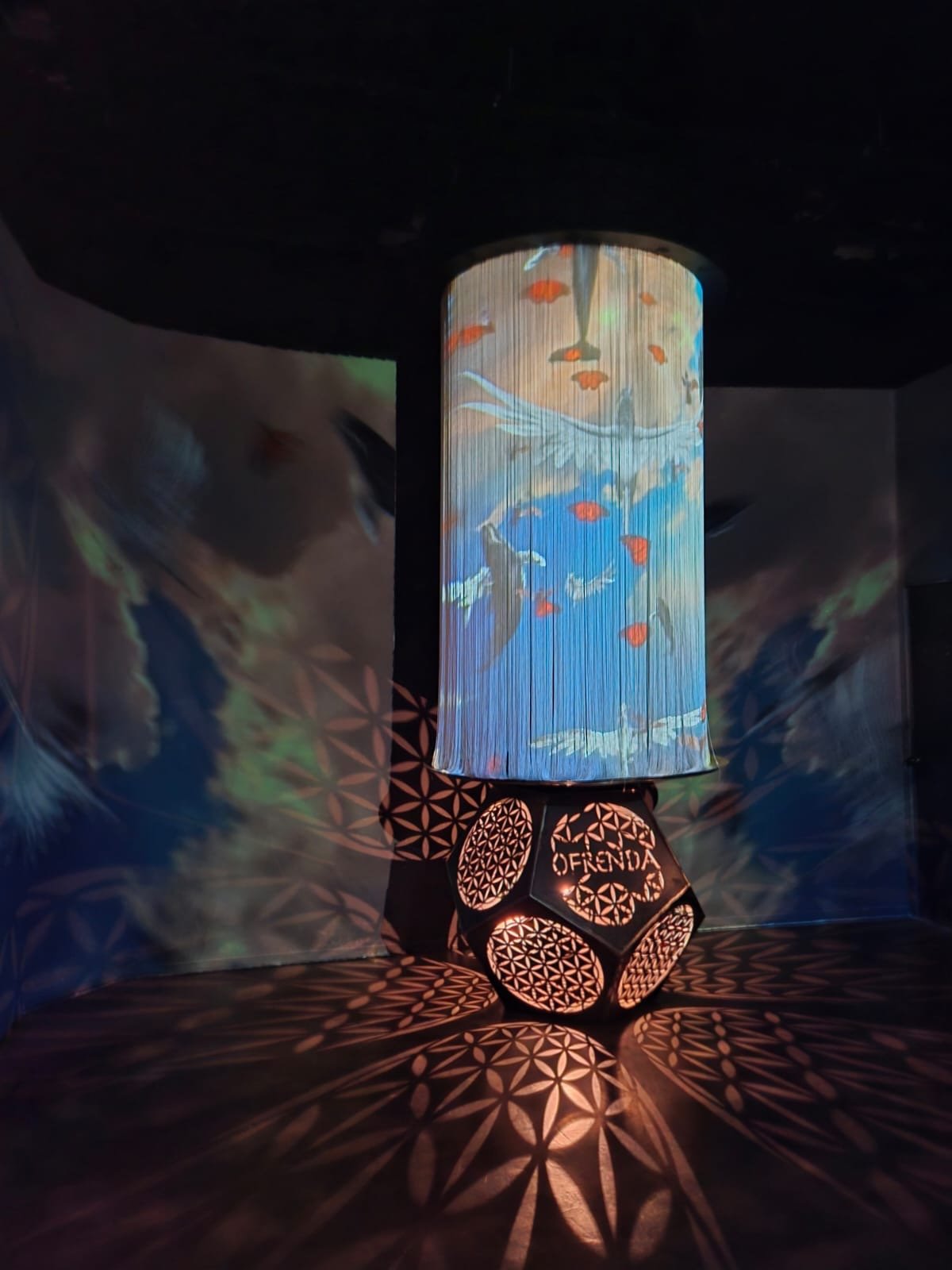 Instalación iluminada de la ofrenda en Mystika