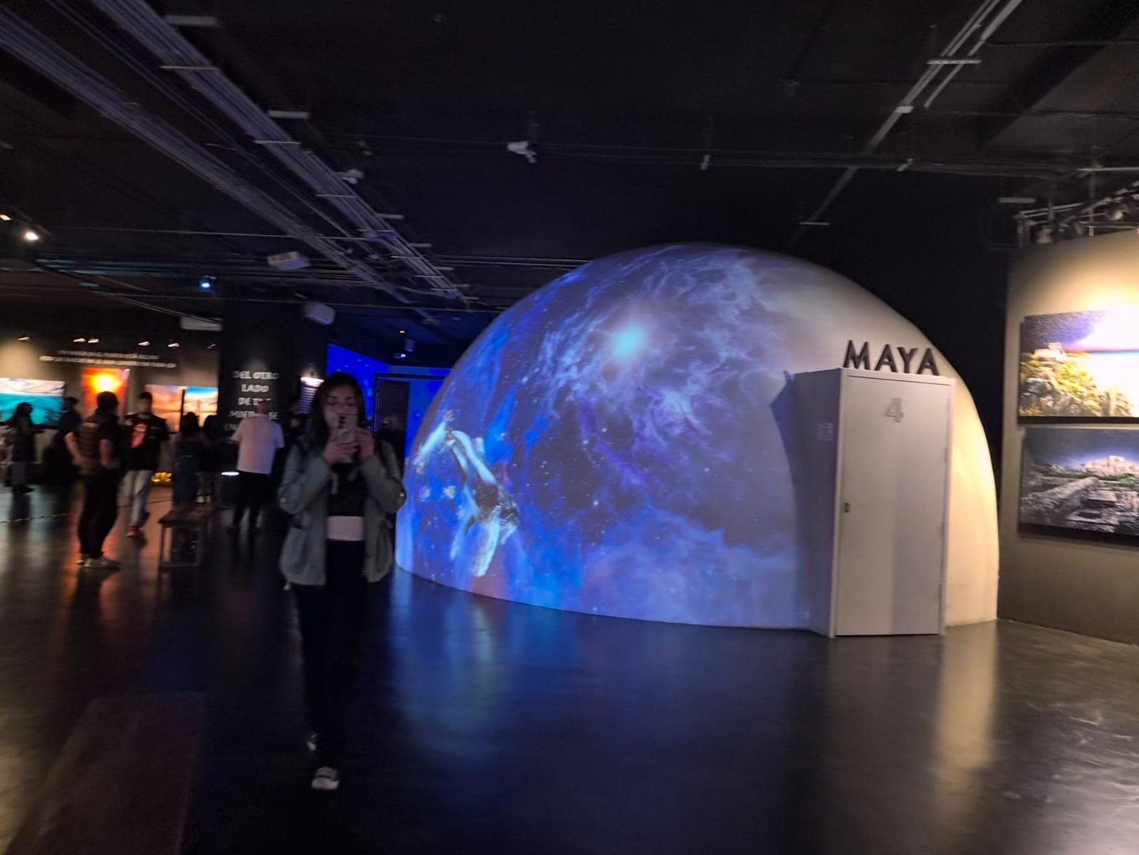 Vista de la esfera de proyecciones en Mystika Inmersivo
