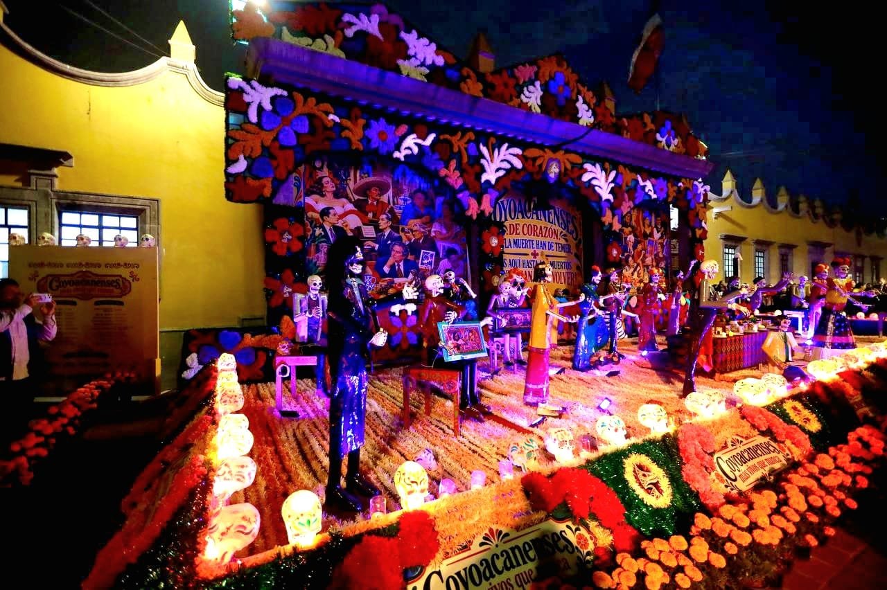 Vista nocturna de la ofrenda monumental de Coyoacán en el Palacio de Cortés