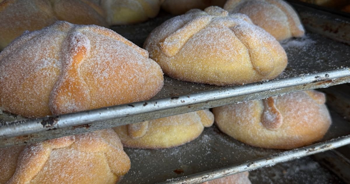 Piezas de pan de muerto en las charolas de una panadería