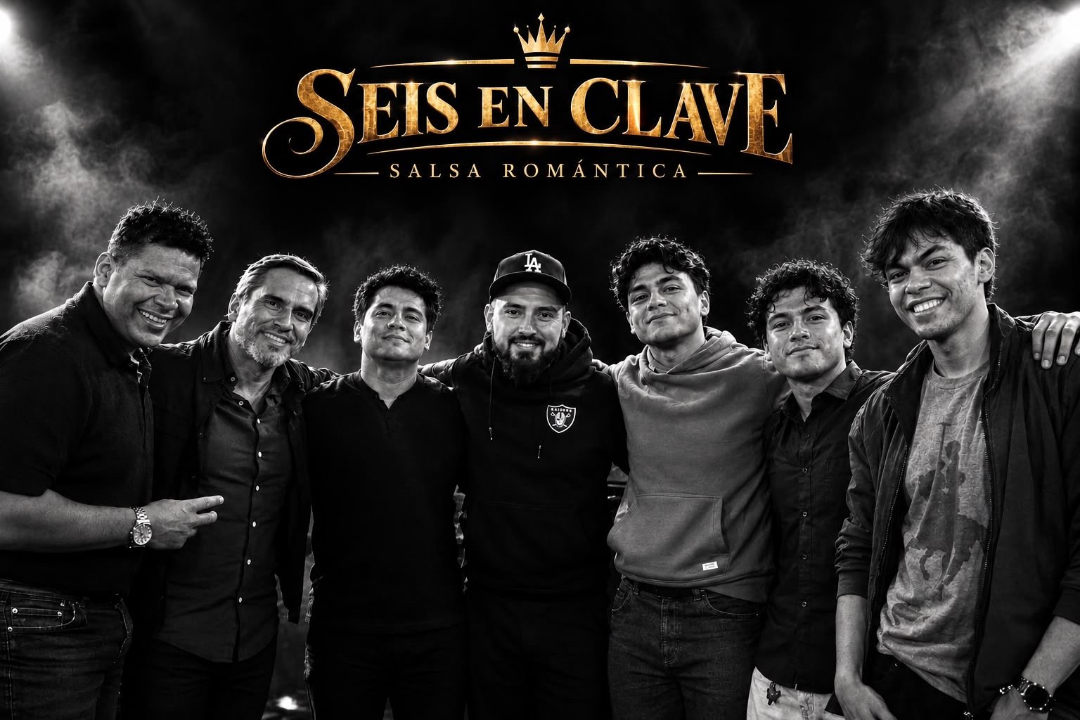 Siete integrantes de Seis en Clave reunidos en una imagen promocional en blanco y negro