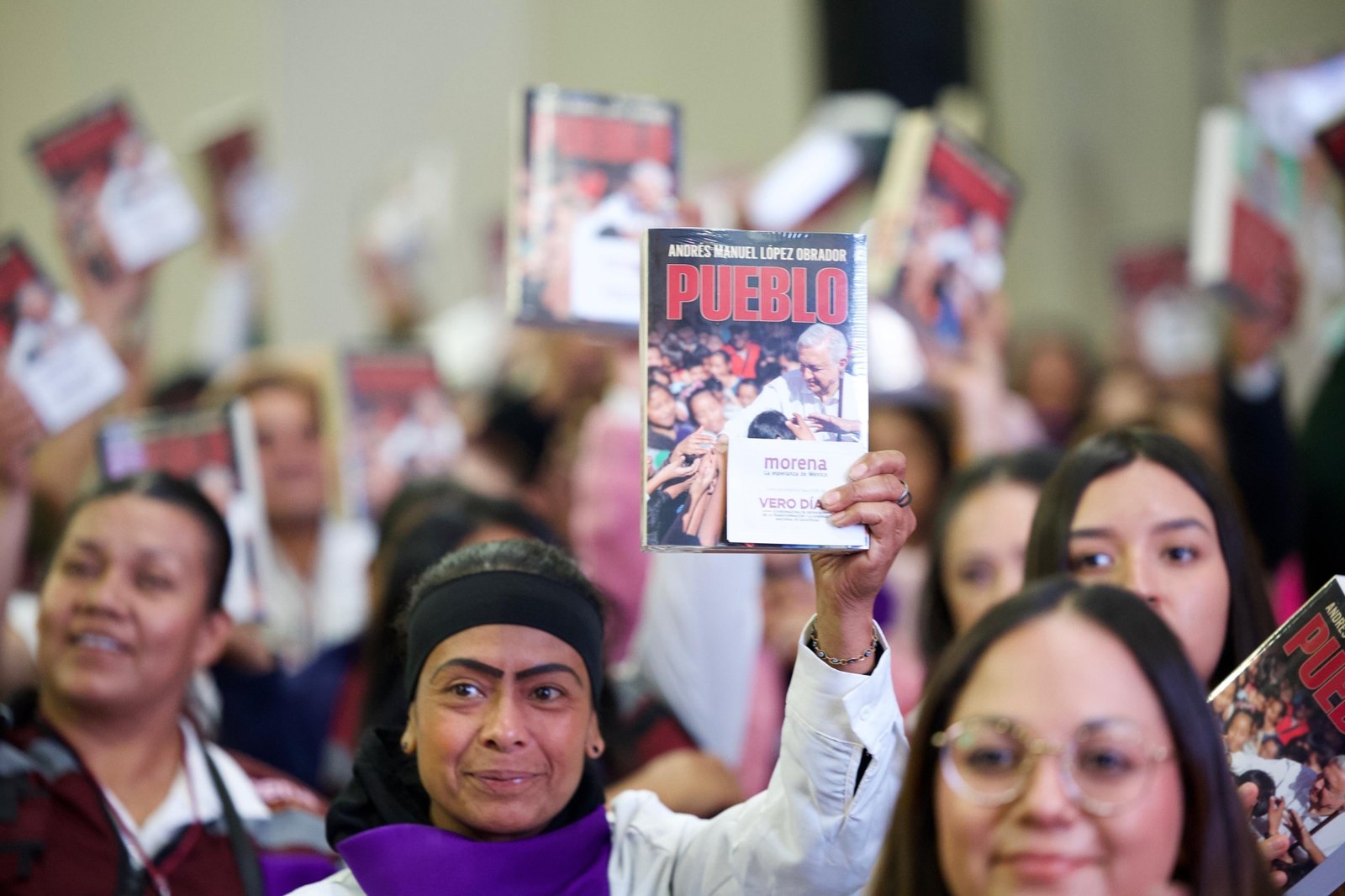 Asistentes de Morena muestran la publicación Pueblo durante reunión en Zacatecas