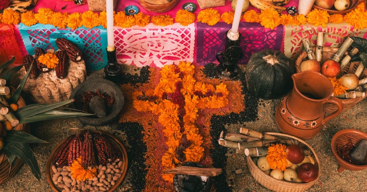 Altar de Día de Muertos con flores y alimentos