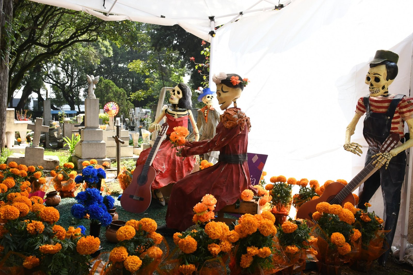 Figuras de calaveras y cempasúchil en el Panteón Xoco