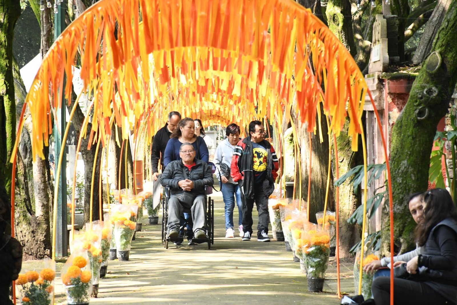Visitantes recorren un sendero decorado del Panteón Xoco